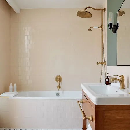 Noucha 4* Παρίσι